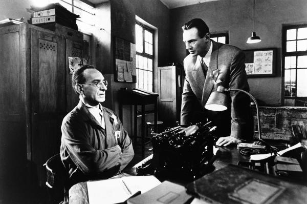 Bild 1 von 17: Im Bild: Ben Kingsley (Itzhak Stern), Liam Neeson (Oskar Schindler).