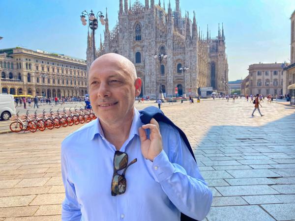 Bild 1 von 2: ZiB-Auslandschef Andreas Pfeifer vor dem Mailänder Dom.