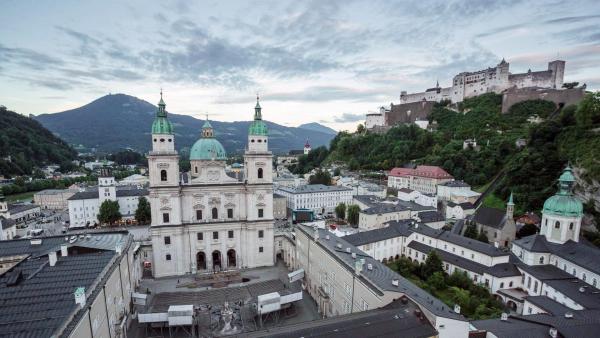 Bild 1 von 1: Im Bild: Stadtansicht Salzburg mit Dom und Bühne.