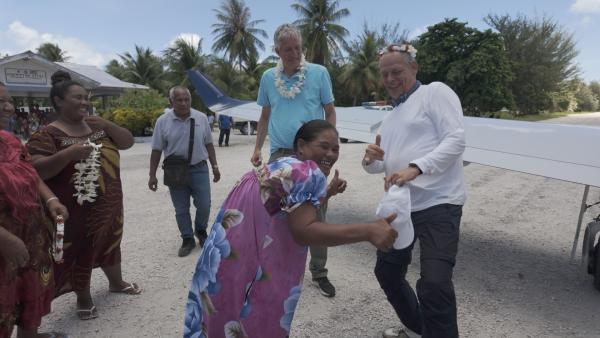 Bild 1 von 3: Ankunft des ZDF-Teams auf dem Flughafen des Enewetak-Atolls.
