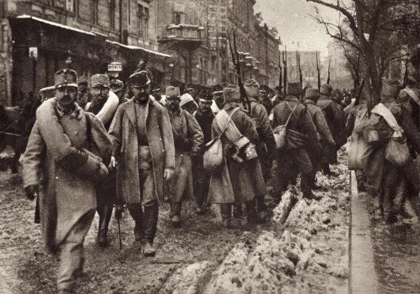 Bild 1 von 3: Soldaten ziehen in den Krieg. Mit dem Ersten Weltkrieg beginnt das Zeitalter der industriell geführten Massenkriege.