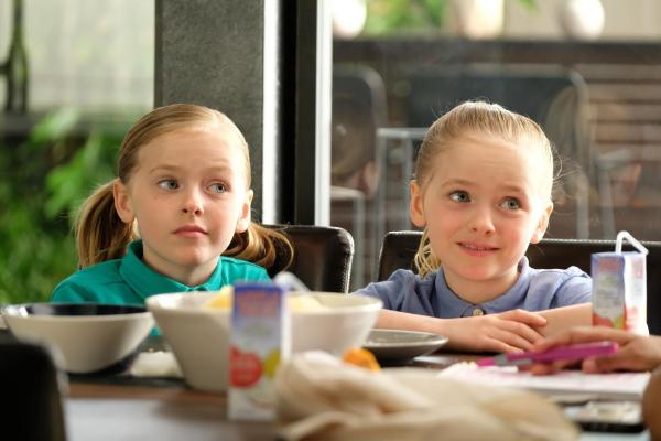 Bild 1 von 10: Amy Fogerty (Ella Allan, l.); Emma Fogerty (Mia Allan, r.)