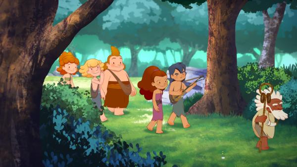 Bild 1 von 4: Aron führt die Kinder in den Wald. Hier müssen sie übernachten und alleine zurück ins Dorf finden.