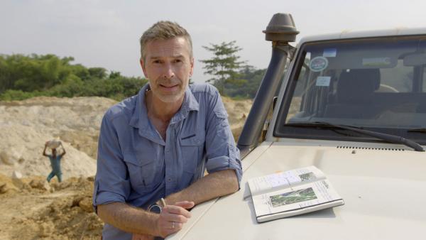 Bild 1 von 10: Dirk Steffens verfolgt in Sierra Leone die Spur einer Pflanze, die angeblich Diamantenvorkommen anzeigen soll.