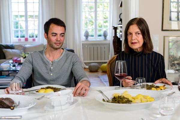 Bild 1 von 15: Familienessen: Steve Lorenz (Nikolai Kinski) und Ruth Lorenz (Angela Winkler) freuen sich über die Rückkehr von Robert Lorenz.