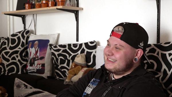 Bild 1 von 2: Damian erzählt Brigitte von seinem neuen Job in der Wäscherei.