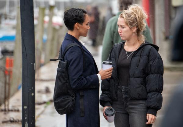 Bild 1 von 5: Hayley Collins (Hannah Traylen, r.) gerät unter Verdacht, einen Einbruch begangen zu haben. Ihre Lebensgefährtin Kate Nolan (Lily Frazer, l.) vertritt sie als Anwältin.