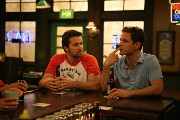 Bild 1 von 13: Mac (Rob McElhenney, l.); Dennis Reynolds (Glenn Howerton, r.)