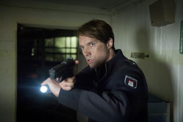 Bild 1 von 11: Mattes kommt Franzi in einem Bunkersystem zu Hilfe.