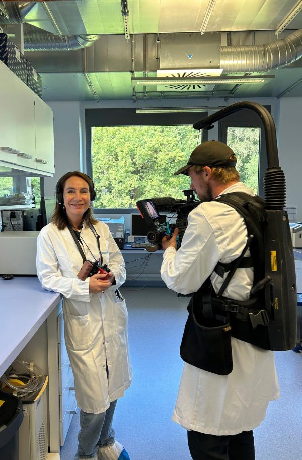 Bild 1 von 8: Autorin Ulrike Reiß und Kameramann Marcus Zahn bei Dreharbeiten im Universitätsklinikum Augsburg.