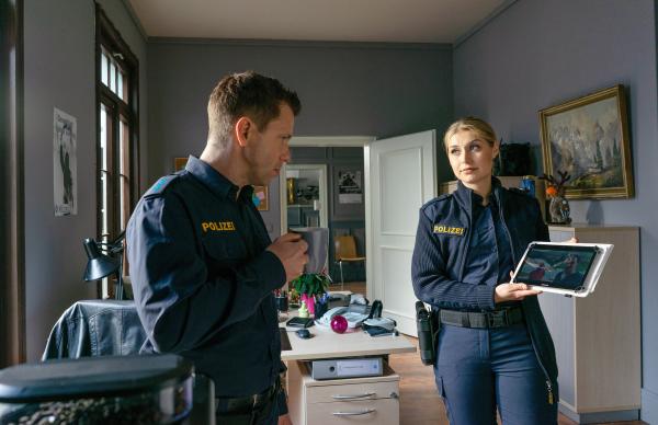 Bild 1 von 5: Caro (Sarah Thonig, rechts) zeigt Max (Nepo Fitz, links) das Video von Finn und Mia.