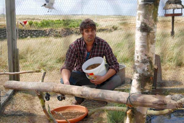 Bild 1 von 17: Georg (Raphaël Vogt) lebt sehr zurückgezogen in einem Haus am Meer und kümmert sich mit Hingabe um seine Vögel.