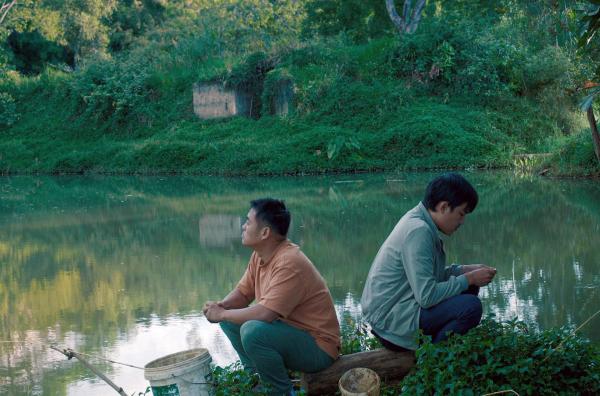 Bild 1 von 5: Im stillen Morgengrauen philosophieren Thien (Le Phong Vu, re.) und Trung (Vu Ngoc Manh, li.) über Gott und gehen alte Geschichten durch.