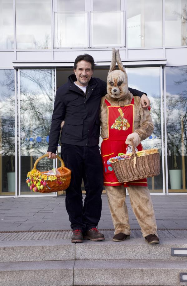 Bild 1 von 10: Seit über 55 Jahren ist Dieter Melzer als Osterhase unterwegs. In diesem Jahr bekommt er Unterstützung von Schauspieler Oliver Mommsen (links).