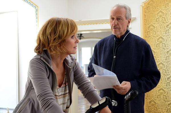 Bild 1 von 7: Burgherr Leo Falk (Reiner Schöne) trainiert Caroline (Ulrike Kriener) höchstpersönlich.