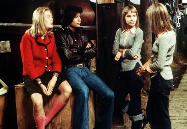 Bild 1 von 4: Die Zwillinge Billy und Bobby (Birgit und Bettina Westhausen) im Stall mit Anke (Jutta Speidel) und Klaus (Bernd Herzsprung).