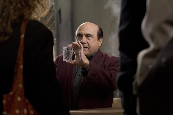 Bild 1 von 9: Walter (Danny DeVio, M.) war einst ein großer Magier - jetzt versucht er, an seine ruhmvollen Zeiten anzuknüpfen. Im Spielcasino zieht er den Leuten mit kleinen Tricks das Geld aus der Tasche ...