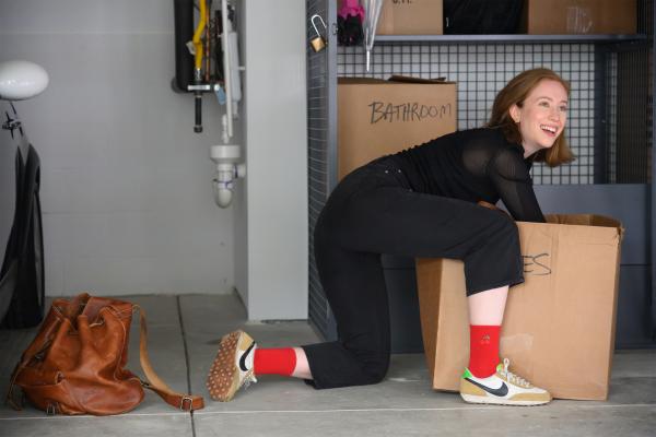 Bild 1 von 2: Ava (Hannah Einbinder) kehrt heimlich nach Los Angeles in ihre alte Wohnung zurück, um sich perfekt auf ein Bewerbungsgespräch vorzubereiten - ein Vorhaben, von dem ihre Vorgesetzte Deborah auf keinen Fall erfahren darf.
