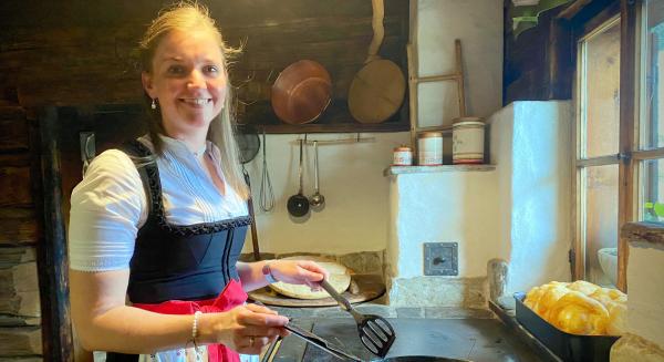 Bild 1 von 18: Almsommer in den Hohen Tauern - jetzt gehen endlich wieder die ganzen Freizeitaktivitäten im Freien los. Im Bild: Krapfen backen auf der Hub Grundalm.