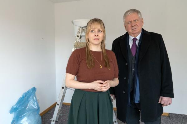 Bild 1 von 12: Oberstaatsanwalt Bernd Reuther (Rainer Hunold) vermutet, dass Rebecca Höflich (Jasmin Schwiers) etwas zu verbergen hat.