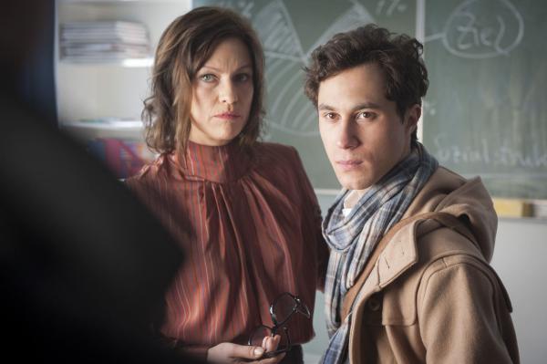 Bild 1 von 38: Haben Simon (Ludwig Trepte, r.) und seine Mutter Ursula Hertel (Nina Kronjäger, l.) etwas mit dem Tod von Anja zu tun?