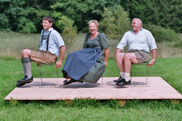 Bild 1 von 1: Von links: Peter Reichert, Mia Schmidt und Heinz Gruczek zeigen Übungen auf dem Stuhl.