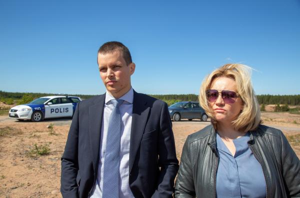 Bild 1 von 1: Die Kommissare Lauri Räihä (Johannes Holopainen) und Sanna Tervo (Maria Sid) setzen ihre Ermittlungen zur rätselhaften Mordserie fort.