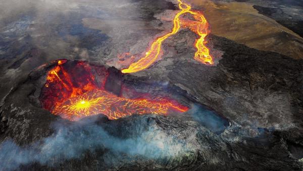 Bild 1 von 5: Die frühe Erde könnte so ausgesehen haben: Brodelnde Lava, kochende Quellen und ein extremer Lebensraum, in dem organische Moleküle ihren Ursprung finden.