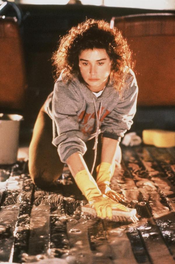 Bild 1 von 6: Cynthia (Demi Moore) beseitigt die Spuren der Tat ...