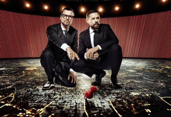 Bild 1 von 7: Joko Winterscheidt (l.); Klaas Heufer-Umlauf (r.)