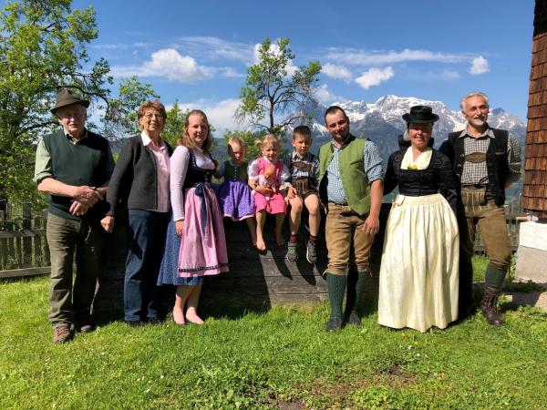 Bild 1 von 1: Vier Generationen auf einem Bild; die Familie Quehenberger aus Lampersbach, Gemeinde Werfenweng.