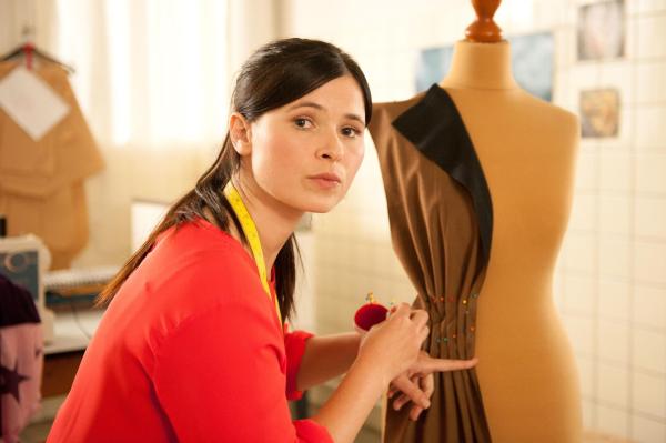 Bild 1 von 15: Von der Platte in die glitzernde Modewelt nach New York - und wieder zurück: Mandy (Anna Fischer) gibt ihren Traum von der eigenen Kollektion so schnell nicht auf und wittert in einem Talentwettbewerb ihre Chance für ein Comeback.