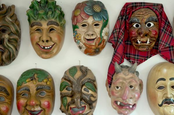 Bild 1 von 2: Tausende Fastnachtsmasken hat Maskenschnitzer Hans-Georg Benz aus Owingen im Bodenseekreis schon geschnitzt.