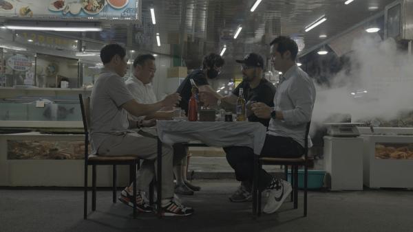 Bild 1 von 6: Auf seiner Entdeckungsreise durch Südkorea trifft Carlton McCoy (2.v.r.) Insider, die ihm die koreanische Ess- und Trinkkultur näherbringen.