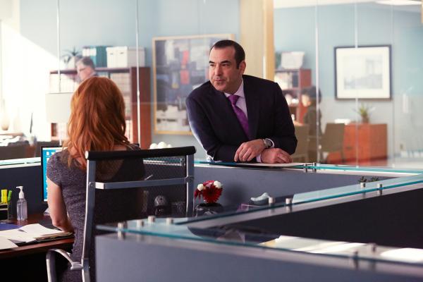 Bild 1 von 2: Während Louis (Rick Hoffman) versucht, Mikes Geheimnis zu lüften, bleibt Donna (Sarah Rafferty) ihm stets einen Schritt voraus. Doch Louis kommt der Wahrheit gefährlich nah - und Donna gerät zunehmend unter Druck.