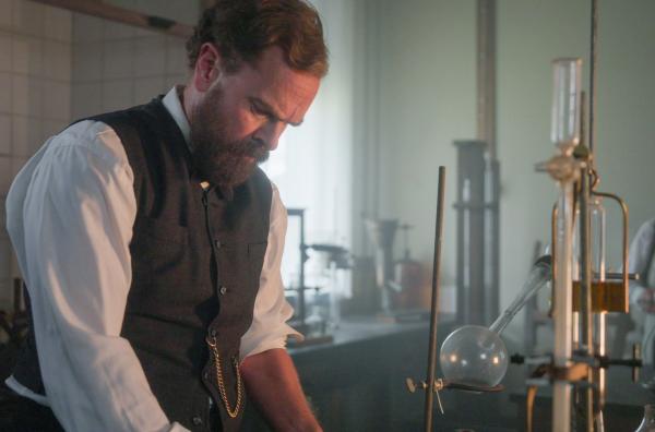 Bild 1 von 4: Das Leben von Alfred Nobel ist seit seiner Kindheit von Erfindungen geprägt ? sein Vater Immanuel Nobel ist ein produktiver Erfinder. (Spielszene)