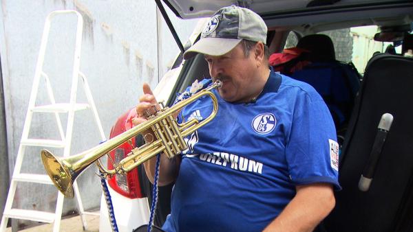 Bild 1 von 4: S04-Trompeter Willy (Foto), Tanja und Bille wollen Campingurlaub machen..