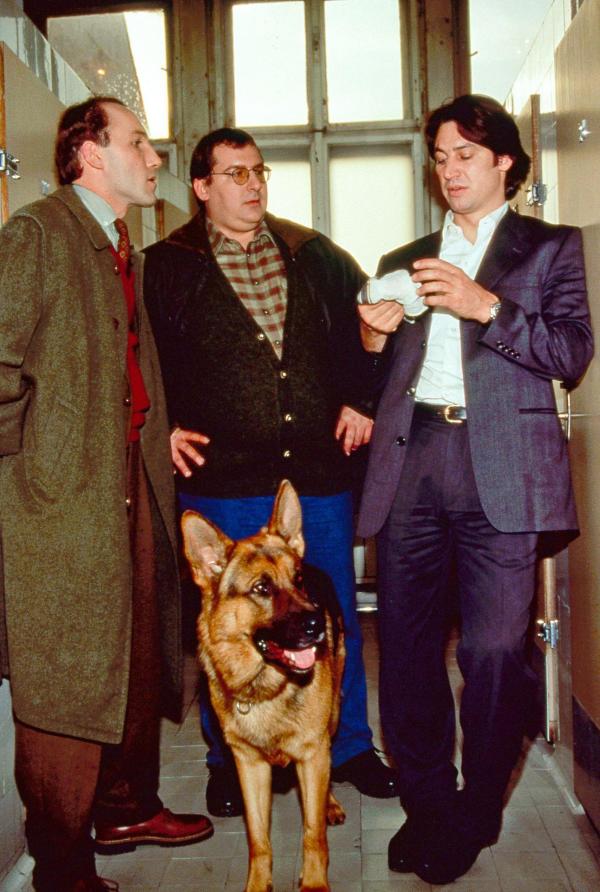 Bild 1 von 9: Im Bild: Kommissar Richie Moser (Tobias Moretti, re.), Ernst Stockinger (Karl Markovics, li.) und Peter Höllerer (Wolf Bachofner, mi.) sind mit Rex nach einer Schießerei und Geiselnahme im \