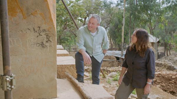 Bild 1 von 7: In Äthiopien trifft Matthias Wemhoff Iris Gerlach, die mit ihrem deutschen Archäologen-Team  beeindruckende Tempel untersucht und so tatsächlich eine Verbindung vom Königreich Saba nach Äthiopien nachweisen kann.