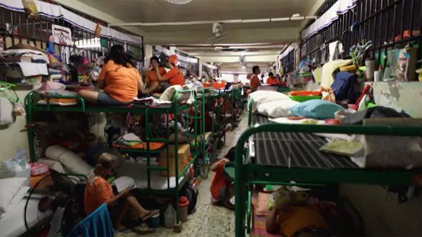 Bild 1 von 2: Das CIW ist ein Pulverfass für Aggressionen: Durch Enge, Hitze und schwierige Lebensbedingungen kommt es fast täglich zu Ausschreitungen unter den Frauen.