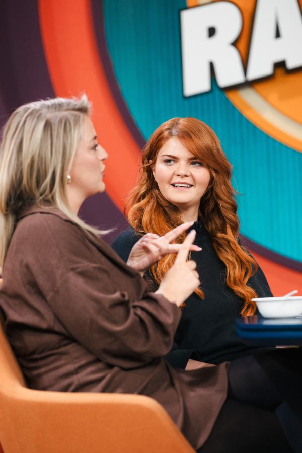 Bild 1 von 13: Laura Larsson (l.) und Sophie Passmann (r.) im angeregten Gespräch.