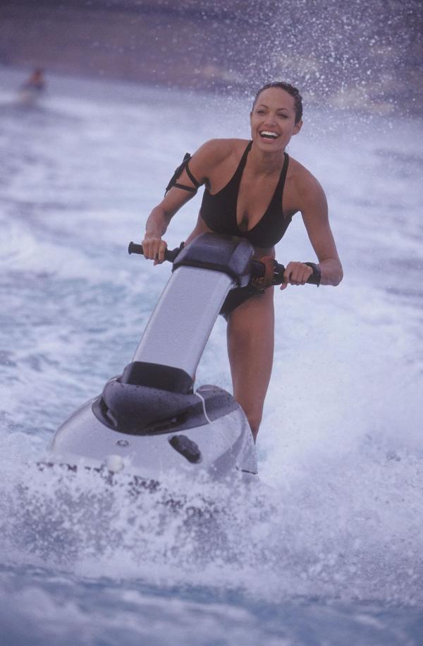 Bild 1 von 17: Bei ihrem Grabraubzug in Griechenland entdeckt Lara Croft (Angelina Jolie) eine Kugel, die das Schicksal der Welt für immer beeinflussen konnte. Doch nicht nur sie will deren Geheimnis aufdecken ...