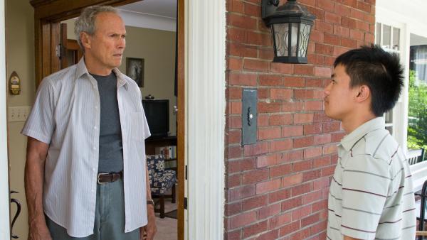 Bild 1 von 7: Walt Kowalski (CLINT EASTWOOD) und Thao (BEE VANG)