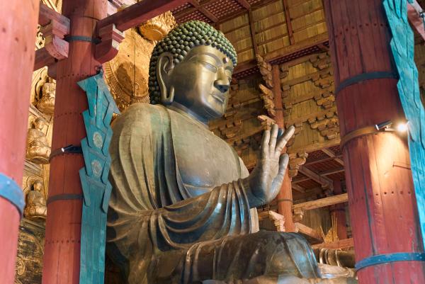 Bild 1 von 15: Auch im japanischen Nara befinden sich wichtige buddhistische Tempel wie der Todai-Ji-Schrein mit dem größten sitzenden Buddha Japans.