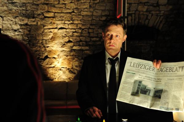 Bild 1 von 24: Im Bild:Holger (Andreas Lust) kommt in die Bar von Nils (Maxim Mehmet) und hält ihm eine väterliche Standpauke.