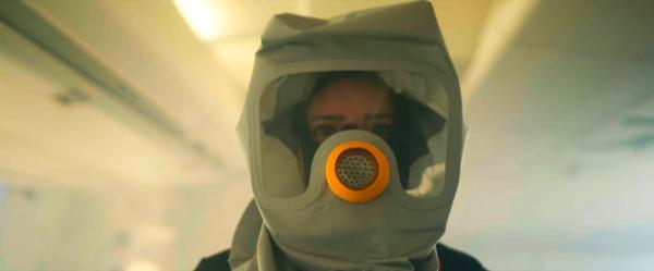 Bild 1 von 5: Die Flugbegleiter tragen Fluchthauben. Das erschwert die Kommunikation mit den Passagieren.