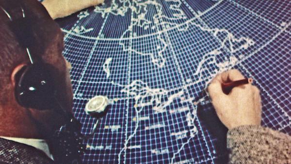 Bild 1 von 2: Bei strategischen Bombardierungen werden gezielt Militärstützpunkte des Gegners ins Visier genommen, um ihn zu schwächen - der Wirkungsradius einer Atombombe ist aber weitaus größer.