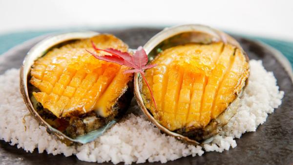 Bild 1 von 41: Im Bild: Gegrillte Abalone ist ein beliebtes koreanisches Banchan (Beilagengericht). Hier serviert mit einer zitronigen Yuzu-Glasur im \