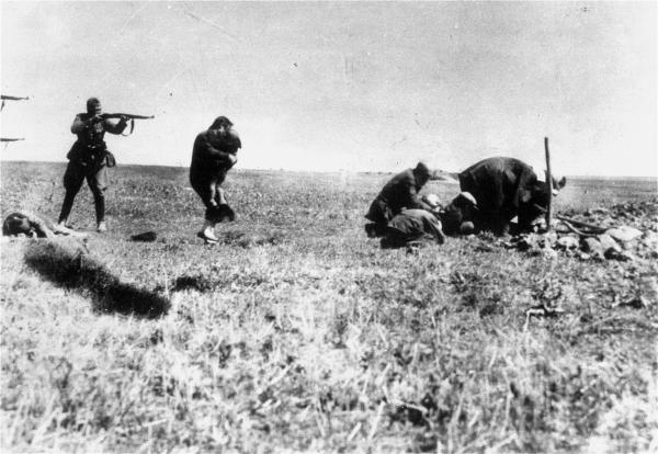 Bild 1 von 1: Hinrichtung von Juden aus Kiew durch deutsche Einheiten (Einsatzgruppen) in der Nähe von Ivangorod/Ukraine, 1942.