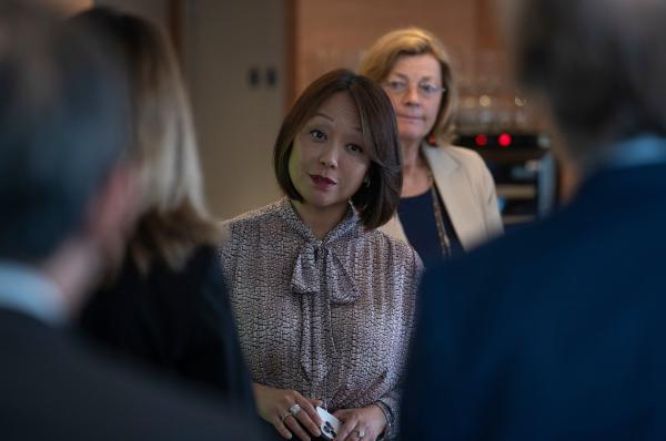 Bild 1 von 5: Betreiberin Stephanie Lang (Naoko Mori, l.) und Geschäftsführerin Gillian Compton (Pippa Haywood, r.) sind für die Ermittler die ersten Ansprechpartnerinnen in der Seniorenwohnanlage Greyfriars West.